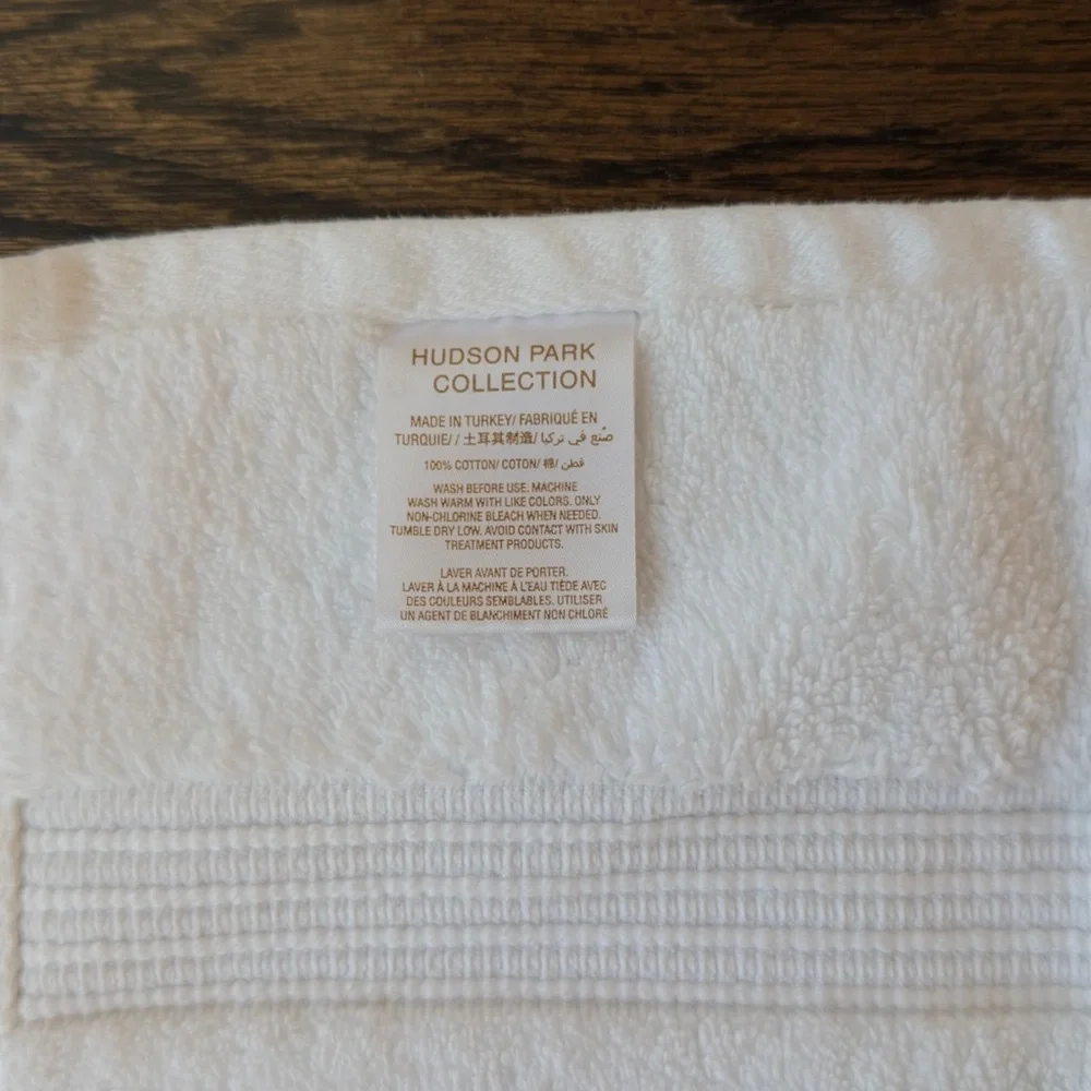 Set of 4 Hudson Park Collection hand towels